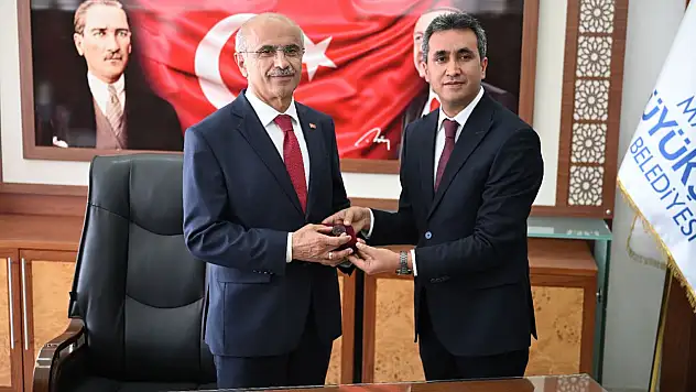 Büyükşehir Belediyesinde Devir Teslim Töreni