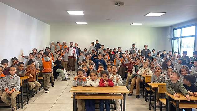 Büyükşehir Şehir Tiyatrosu Oyuncuları Dünya Tiyatro Günü'nü Öğrencilerle Kutladı