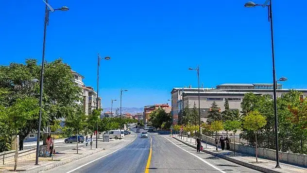Büyükşehir Yollarda Yatay Ve Dikey Çizgi Çalışmaları Yapıyor