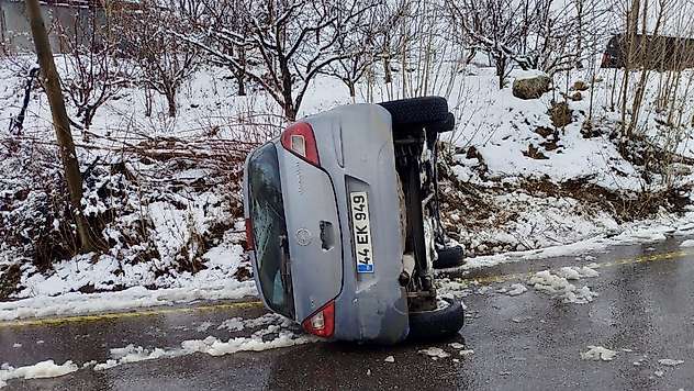 Buzlanan Yolda Kontrolden Çıkan Otomobil Devrildi