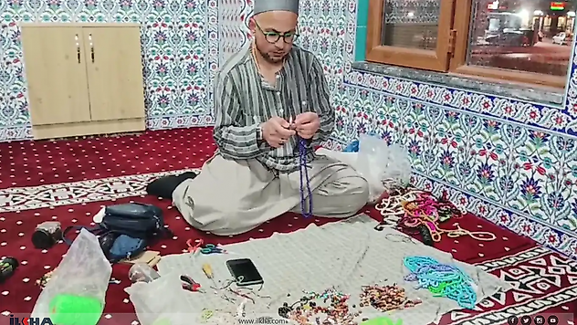 Camileri tek tek gezerek tespih ve Kur'an-ı Kerim tamiri yapıyor