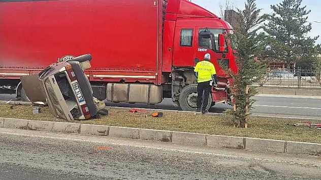 Çevre Yolunda Otomobil Tırla Çarpıştı