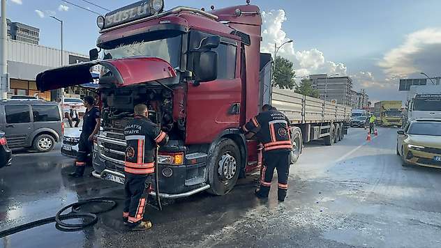 Çevreyolu'nda Seyir Halindeki Tırda Yangın Paniği