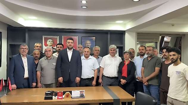 CHP Malatya'da Gece Devir Teslimi: Yeni Yönetim Çilingirle İl Binasına Girdi