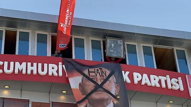 CHP Malatya İl Başkanlığı'nda Gece Yarısı Devir Teslimi Gerginliği