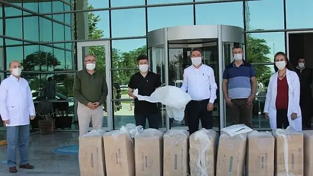 CHP, sağlıkçılara koruyucu tulum desteğinde bulundu