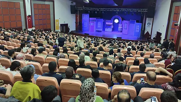 'Çok Güzel Hareketler 2' Turnesi Malatya'da Kapalı Gişe Sahnelendi