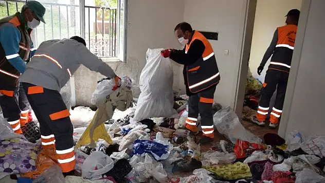 Çöp Evden 1 Kamyon Çöp Çıkarıldı