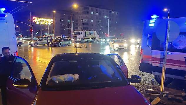 Çöşnük Kavşağı'nda İki Otomobil Çarpıştı: 3 Yaralı