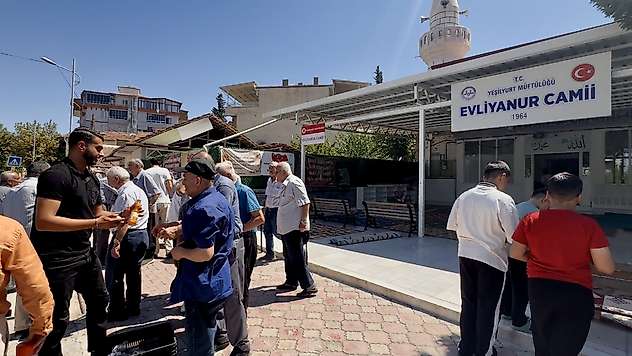 Cuma Namazına Gelen Çocuklara Kayısı Kolası Sürprizi