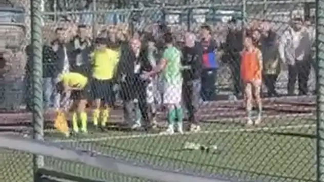 Darende'de Amatör Maçta Skandal: Yardımcı Hakeme Scooter Atıldı