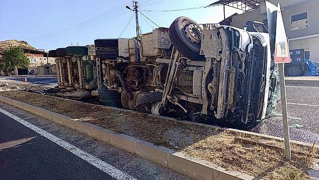 Darende'de Freni Boşalan Kamyon Dehşet Saçtı: Camiye Çarptı