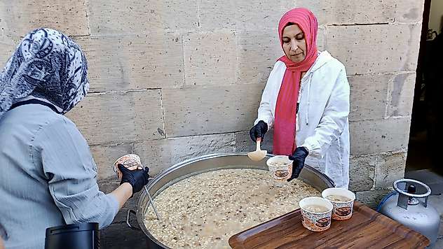 Darende'de Kadın Esnaflardan 600 Kişilik Aşure İkramı