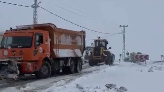 Darende'de Kar Esareti: Mahsur Kalan Karayolları Ekipleri Kurtarıldı