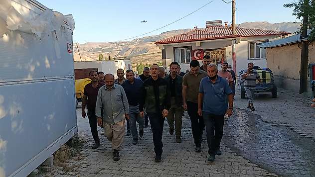 Darende'de Korkutan Yangın: 2 Ahır Küle Döndü, 3 Kişi Dumandan Etkilendi