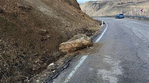 Darende–Elbistan Yolunda Heyelan Alarmı