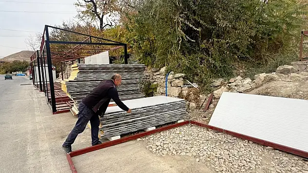 Darendeli Bülent Yaşar, Ev Önünde Türkiye'nin En Büyük Taşınabilir Konteynerini Üretti