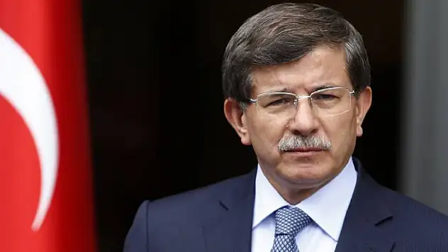 Davutoğlu'ndan Türk Bayrağına Yapılan Saygısızlığa Sert Tepki