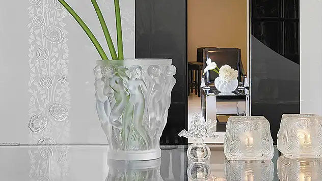 Dekoratif Vazo: Şıklığın ve Estetiğin Tamamlayıcı Parçası