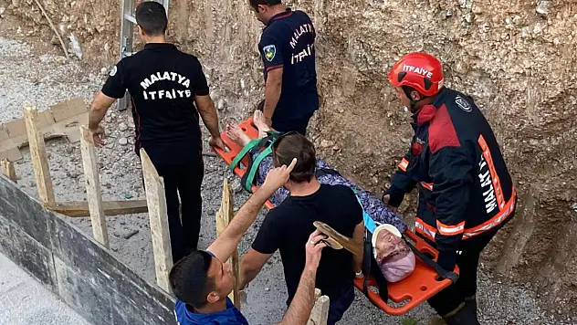 Dengesini kaybeden yaşlı kadın inşaat alanına düşerek yaralandı