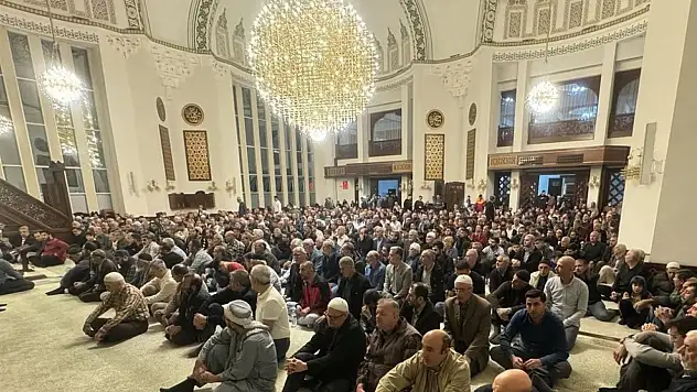 Deprem bölgesinde Kadir Gecesi idrak edildi