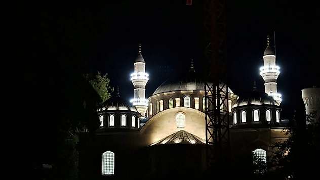 Depremin sessiz bıraktığı Yeni Camii yeniden ışık saçıyor