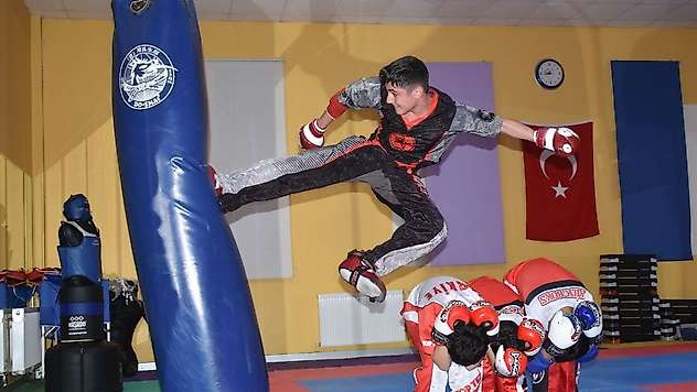 Depremzede kick boksçu Ali Pusat'ın hedefi Avrupa şampiyonluğu