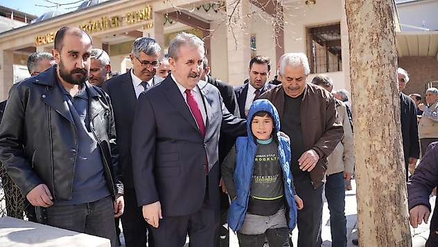 Destici'den Malatya'da Cami Ziyareti: Çocuklara Bayram Harçlığı Dağıttı