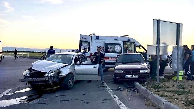 Dilek Kavşağı'nda İki Otomobil Çarpıştı: 2 Yaralı