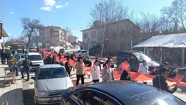Dilek Mahallesi'nde Bayrak Korteji Yürüyüşü Büyük İlgi Gördü