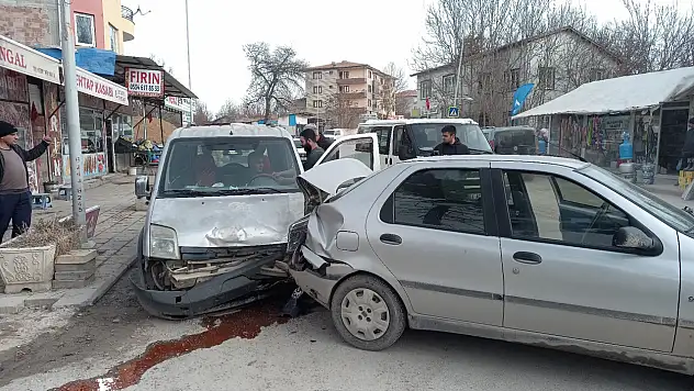 Dilek Mahallesi'nde Feci Kaza: Sürücü Araçta Sıkıştı