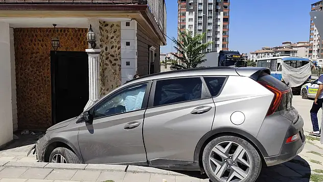 Direksiyon hakimiyetini kaybedince eve çarptı