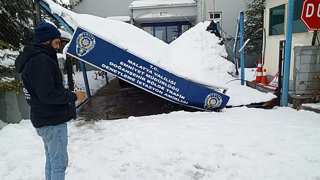 Doğanşehir'de Kar Yağışı Nedeniyle Sundurma Çöktü