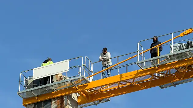 Doğanşehir'de Maaşlarını Alamayan İnşaat İşçileri Kule Vinçe Çıktı