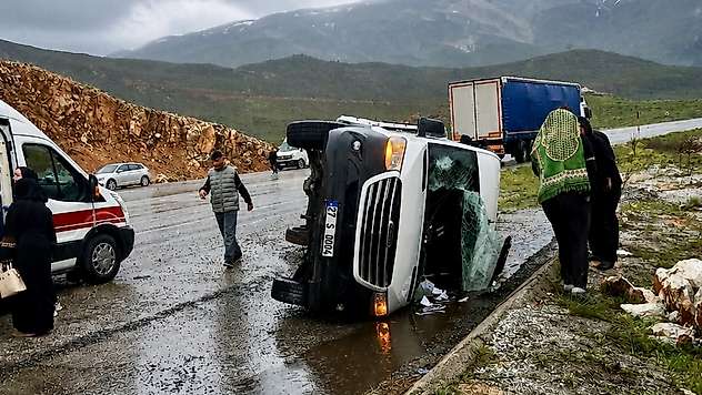 Doğanşehir'de Minibüs Devrildi: 12 Yaralı
