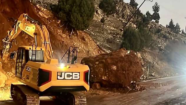 Doğanşehir'de Toprak Kayması: Karayolunda Ulaşım Tek Şeritten Sağlandı