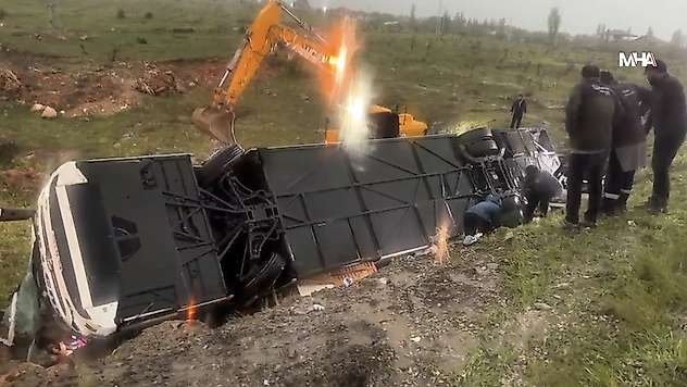 Doğanşehir'de Yolcu Otobüsü Şarampole Devrildi: Ölü ve Yaralılar Var
