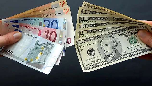 Dolar Yükselişle, Euro Düşüşle Güne Başladı