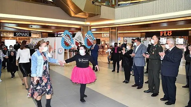 Down Sendromlu Çocuklar Sergi Ve Defileyle Yeteneklerini Sergilediler