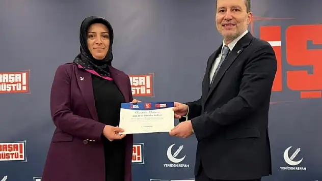 Dr.Fatih Erbakan, Başarılı Malatya İl Kadın Kolları Başkanı Koşar'ı Ödüllendirdi