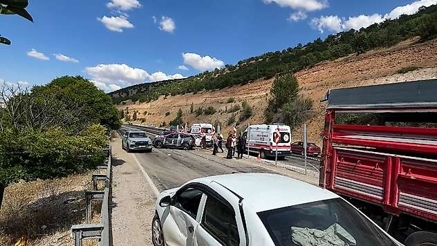 Düğün Konvoyunda Zincirleme Kaza: 4 Yaralı