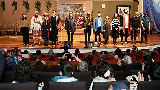 EBB Şehir Tiyatrosu'nun Oyunu 'Devamsız İşler' Turnede de İlgi Odağı Oldu