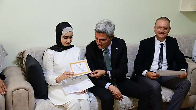 Eğitimde Fırsat Eşitliği Vurgusu: Karne Evde Teslim Edildi