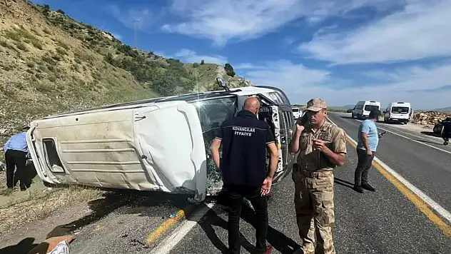 Elazığ'da minibüs devrildi: 3'ü ağır 7 yaralı