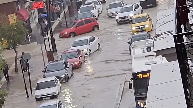 Elazığ'da sağanak yağış hayatı olumsuz etkiledi