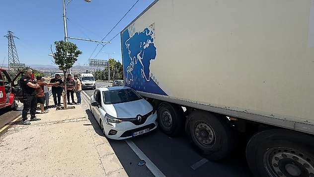 Elazığ Yolu'nda Korkutan Kaza: Otomobil Tırın Altında Kaldı