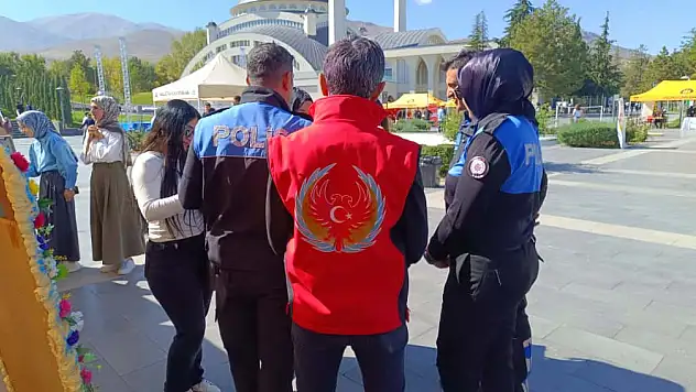 Emniyet, Üniversite Kampüsünde Öğrencileri Bilgilendiriyor