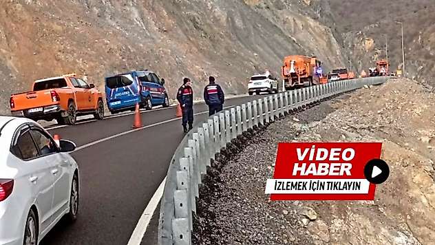 Erkenek Mahallesi mevkiinde toprak kayması: Yol kısa süreliğine kapandı