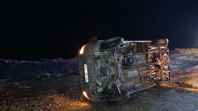Erkenek'te Minibüs Devrildi: 3 Kişi Kazayı Yara Almadan Atlattı