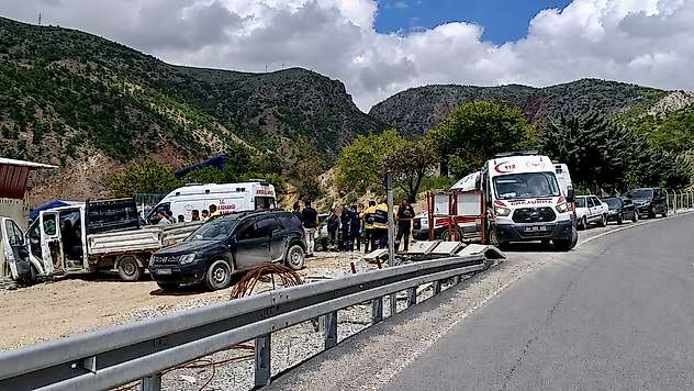 Erkenek Tüneli Mevkiinde Kaza: Kamyonet Şantiye Alanına Daldı, 3 Yaralı